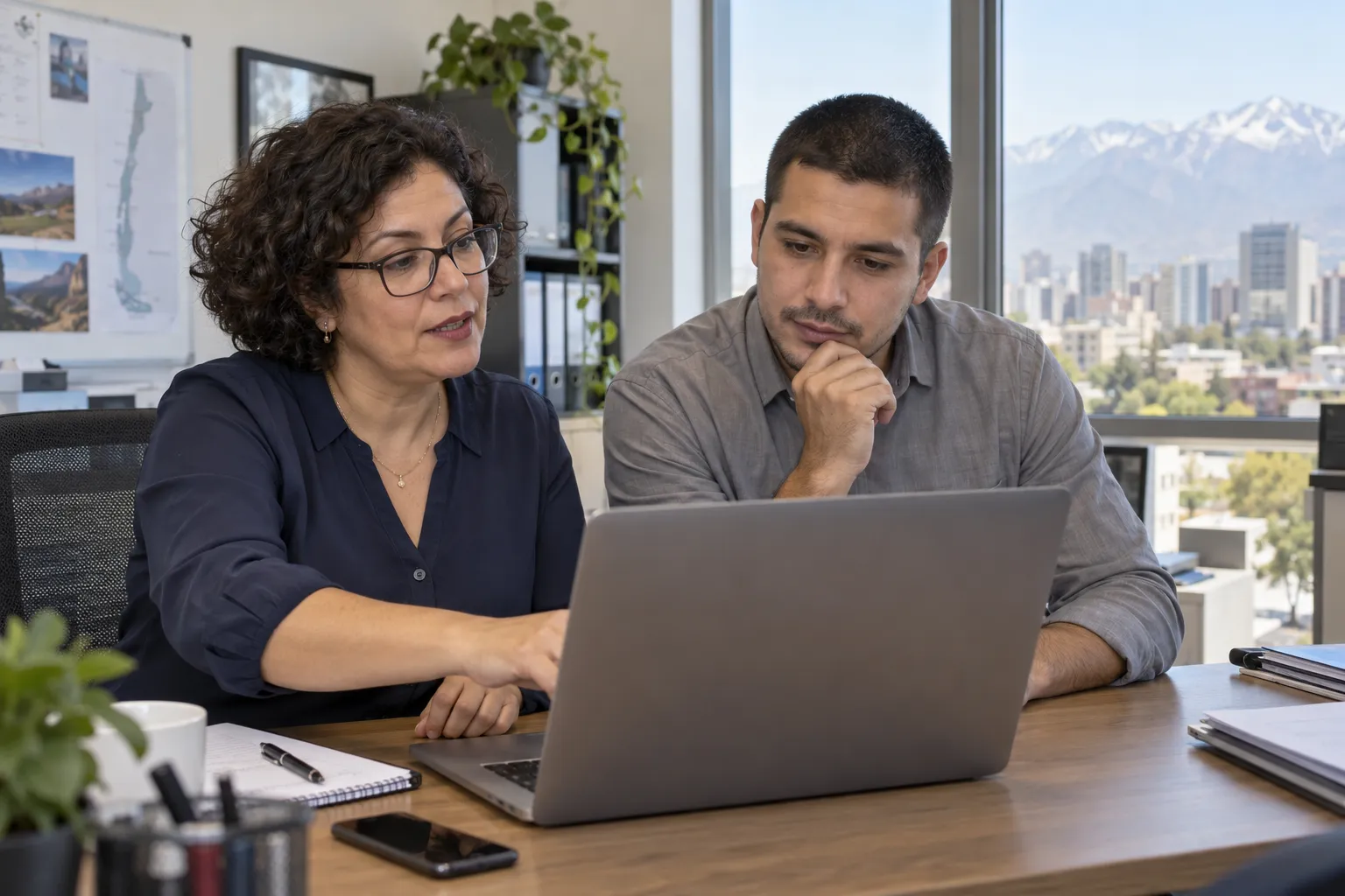 Coordinadores revisando el servicio en una oficina de Santiago
